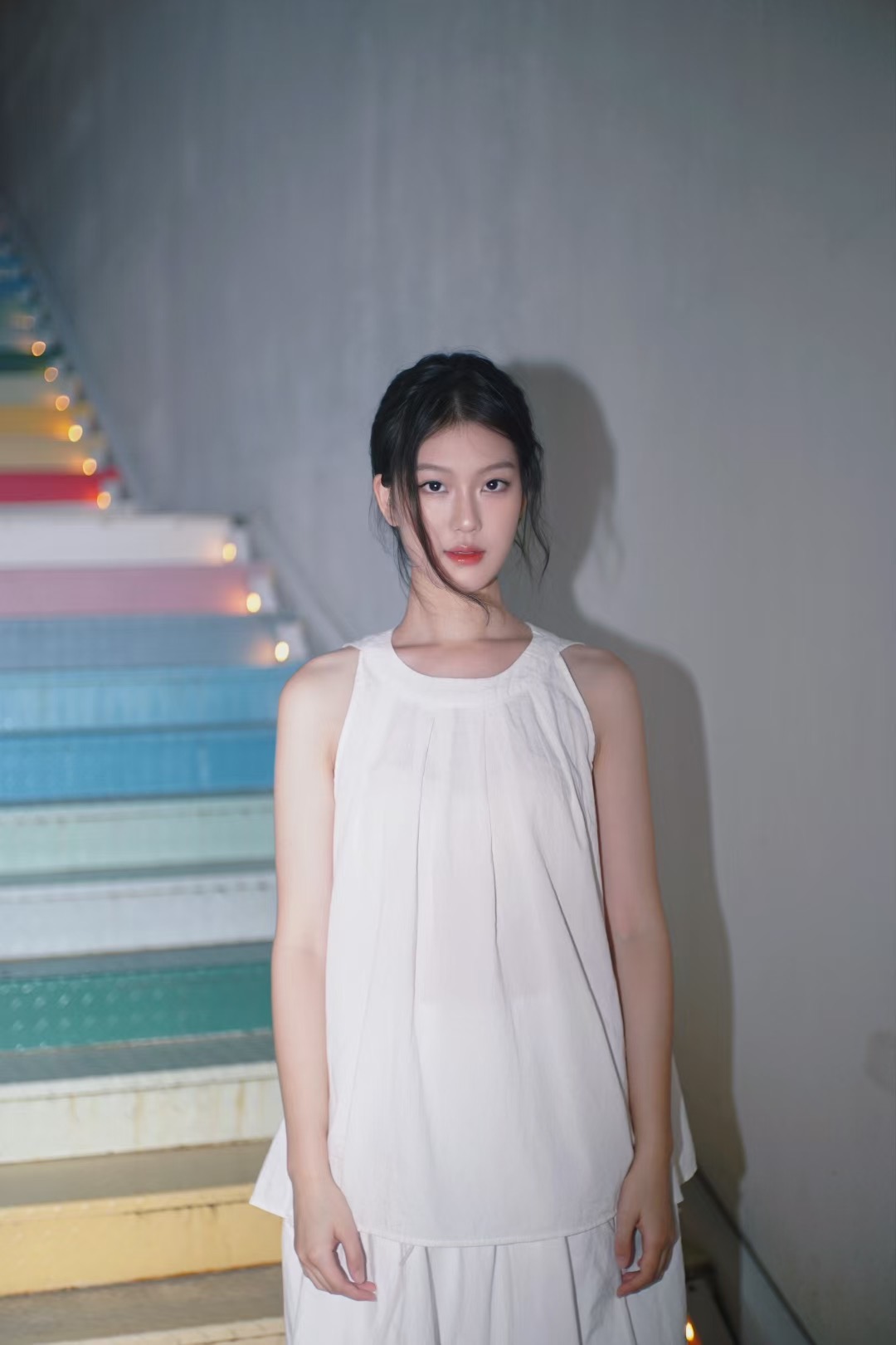 彩色阶梯旁的个人全身肖像