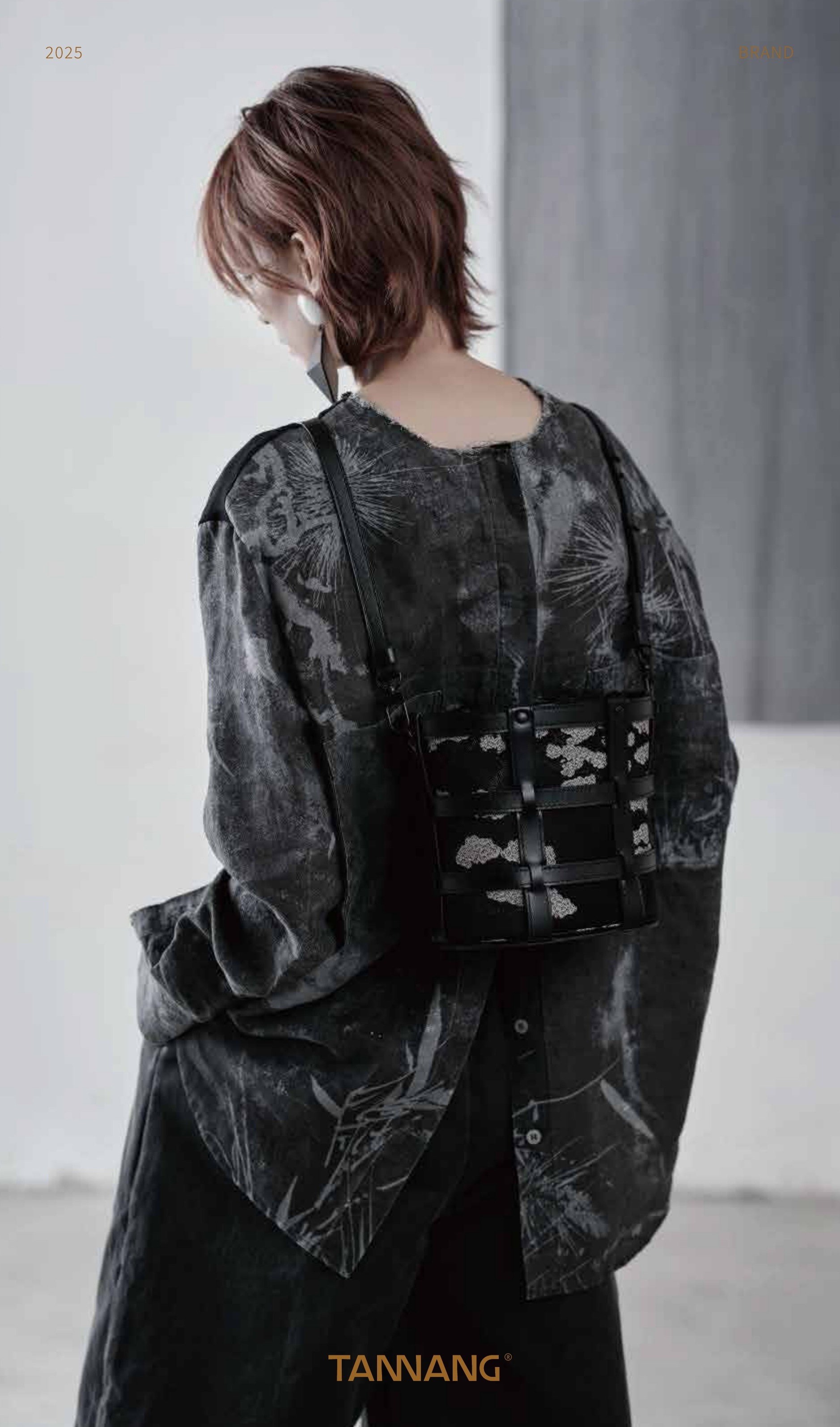 探囊服饰与包具背面造型展示